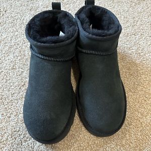 Women’s Ugg Ultra Mini Classic Black Size 9